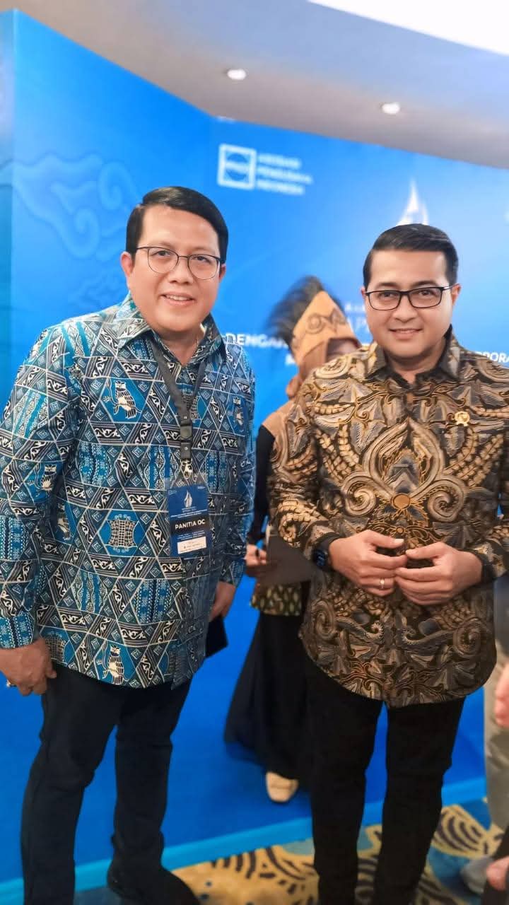 Foto bersama dengan Menteri Ketenagakerjaan, Menteri Koordinator Bidang Infrastruktur, Menteri UMKM, Menteri Ekraf, Bapak Sofyan Wanandi dan Para Ketua DPK/DPKO APINDO. [ Hari ke-2 Rakerkonas XXXIV DPN APINDO 2025 ]
